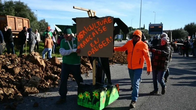 Fransa’da çiftçiler protesto için yeniden sokakta