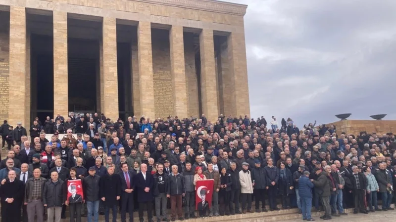 Emekli askerler yurttaşlar eşliğinde Anıtkabir’e yürüyerek teğmenlere destek verdi