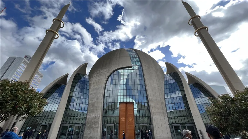 Köln’de cuma günleri öğle ezanı hoparlörden okunmaya devam edecek