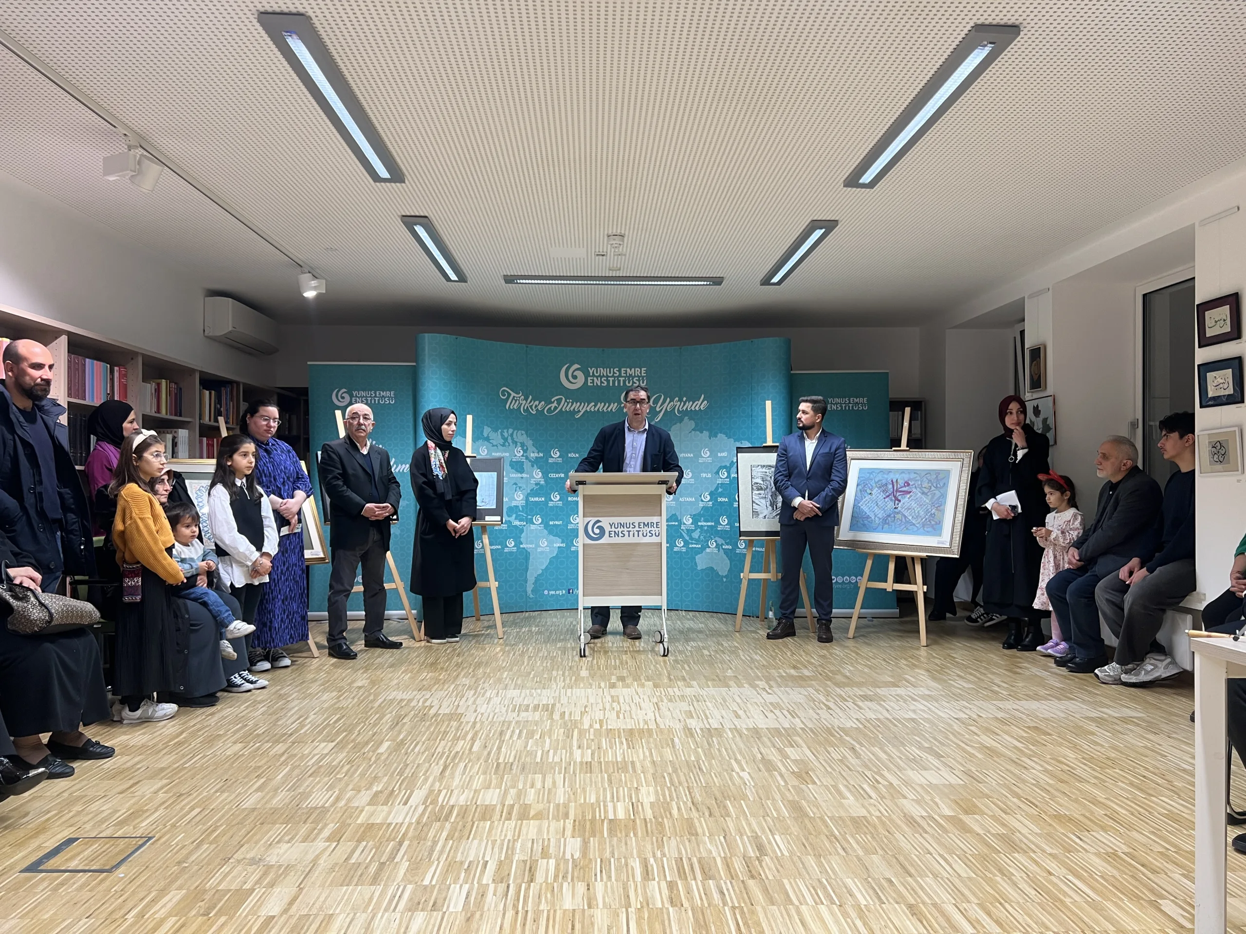Köln Yunus Emre Enstitüsü’nde “Yollar ve Yönler” Sergisi Büyük İlgi Gördü