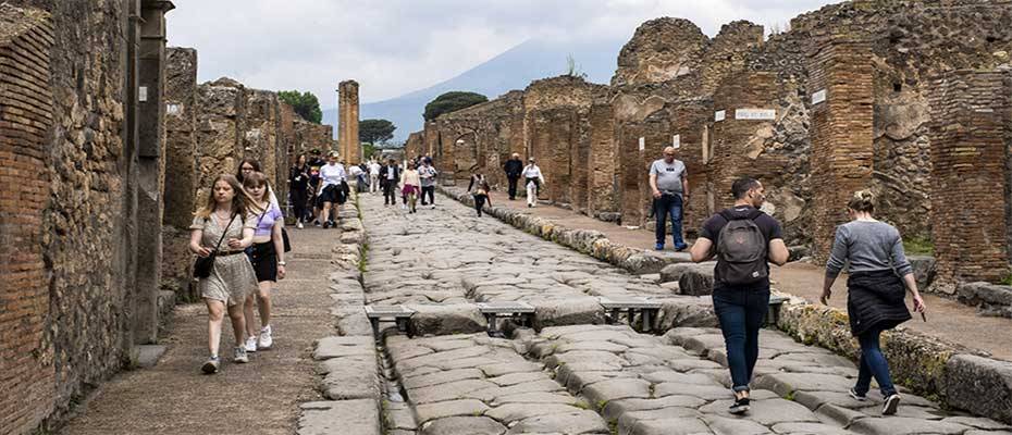 İtalya’da ziyaretçi akınına uğrayan yerlerde turist yoğunluğuna karşı bazı tedbirler alınıyor