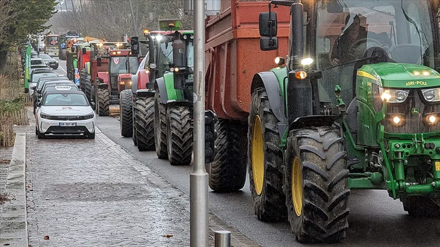 Fransa’da hükümetten yol kapatma eylemi yapan çiftçilere tepki