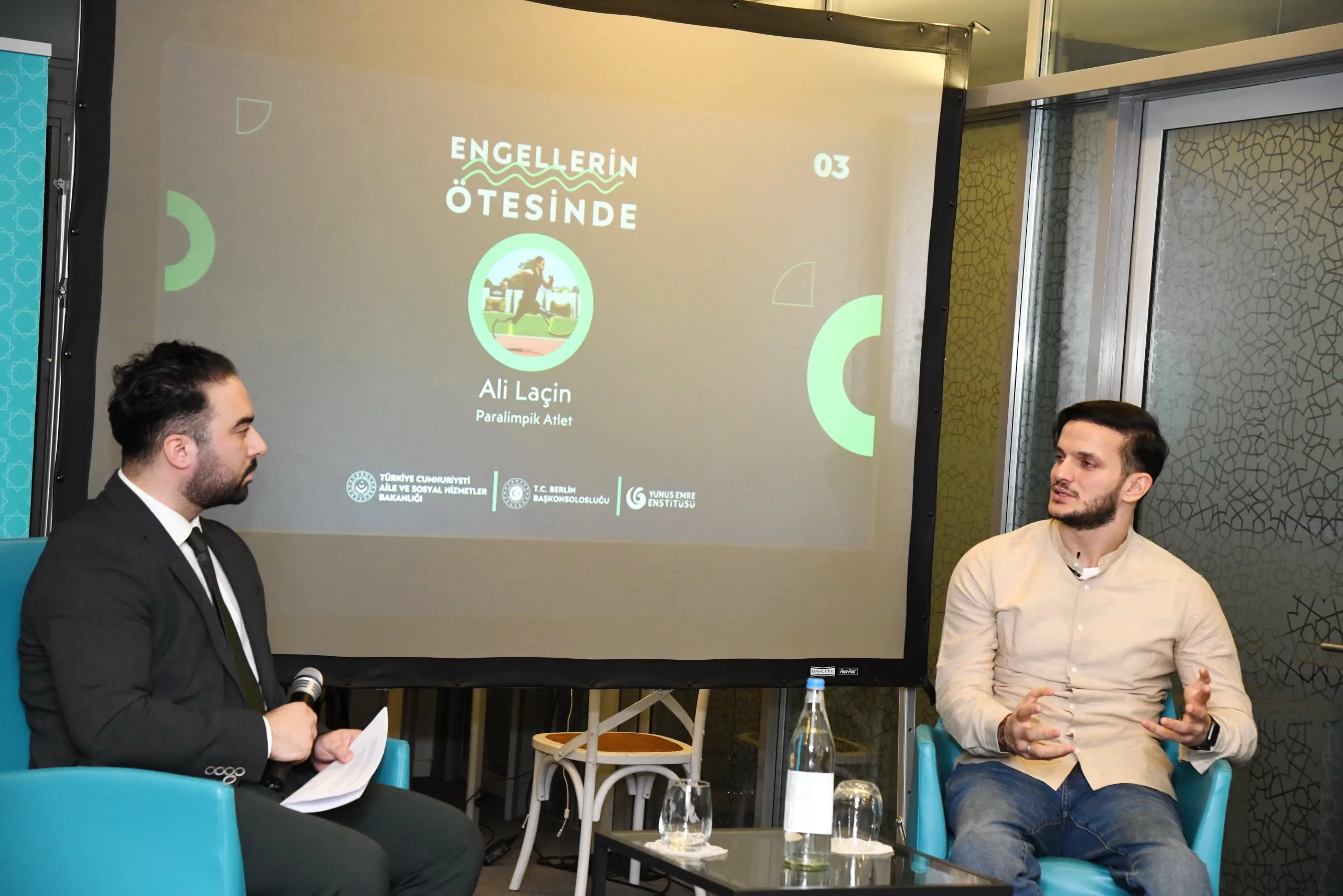 Berlin Yunus Emre Enstitüsü’nde Ali Laçin’den İlham Verici Bir Söyleşi: ‘Engellerin Ötesinde’