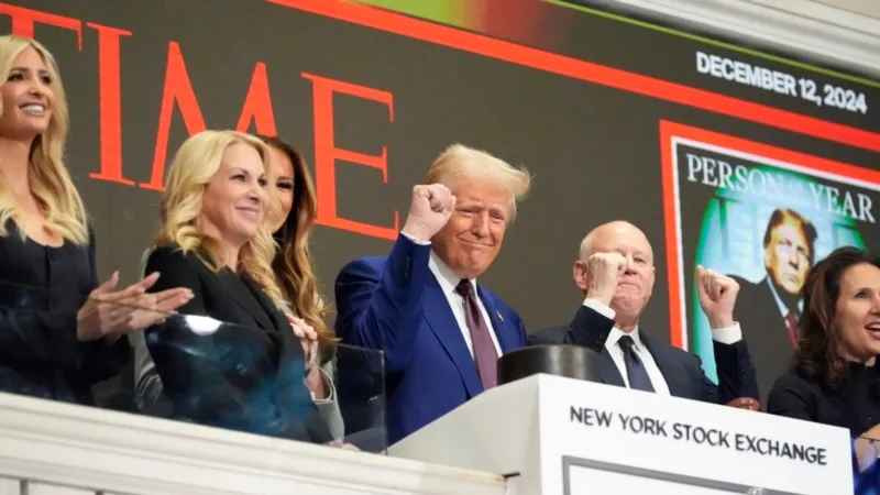 Time dergisinin Yılın Kişisi seçtiği Trump New York Borsası’nın açılış zilini çaldı