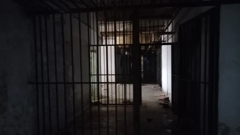 İnsanlar tutuklu ve kayıp yakınlarının izlerini arıyor
