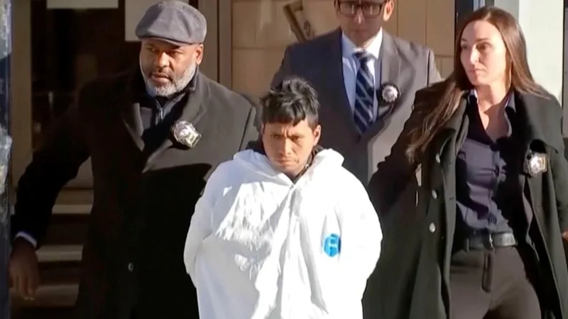 New York metrosunda evsiz kadını ateşe verdiği iddia edilen kişi yakalandı