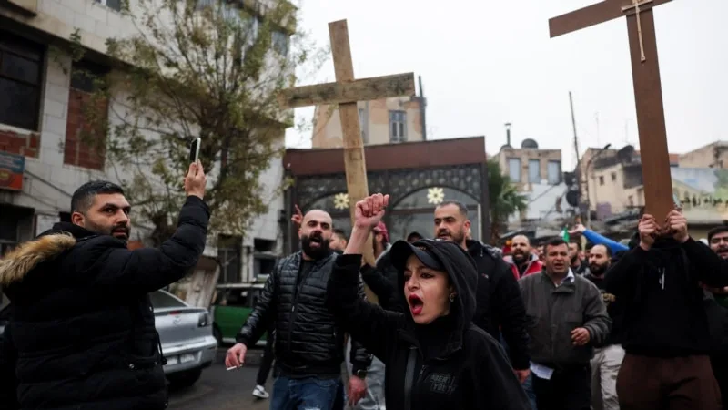 Şam’da yüzlerce kişi Hama yakınlarında Noel ağacının yakılmasını protesto etti