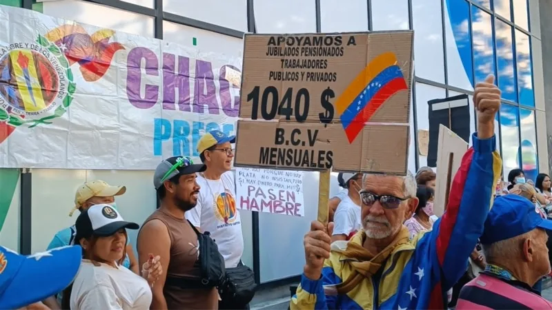 Venezuela piyasalarındaki nakit dolar miktarı ulusal paranın iki katını aştı
