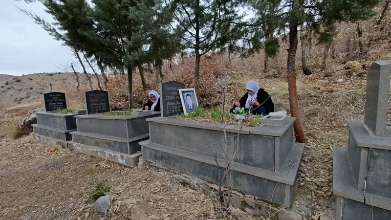 Uludere’nin Gülyazı Köyü’ndeki kadınlar yıllardır siyah giyiyor