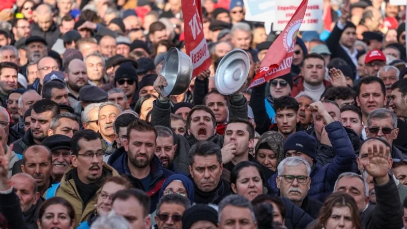 Hükümet ve işveren kararıyla belirlenmiş asgari ücret seçim çağrısıyla protesto edildi