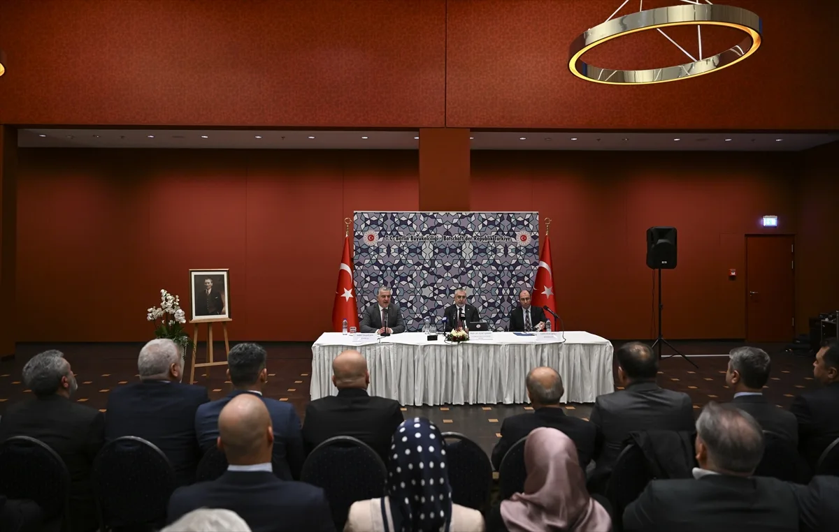 Bakan Vedat Işıkhan Berlin’de Türk STK Temsilcileriyle Buluştu