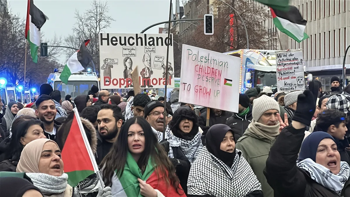 Berlin’de İsrail’in Filistin’e saldırıları protesto edildi