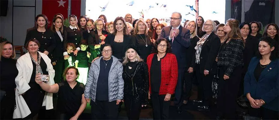 Egeli turizmcilerden Cumhuriyetin 101 yılına Atatürk anmasıyla muhteşem kutlama