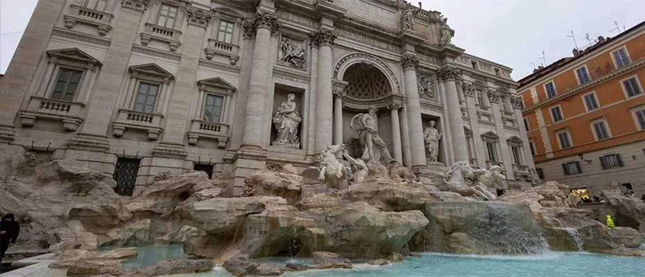 Roma’nın tarihi Trevi Çeşmesi yeniden açıldı