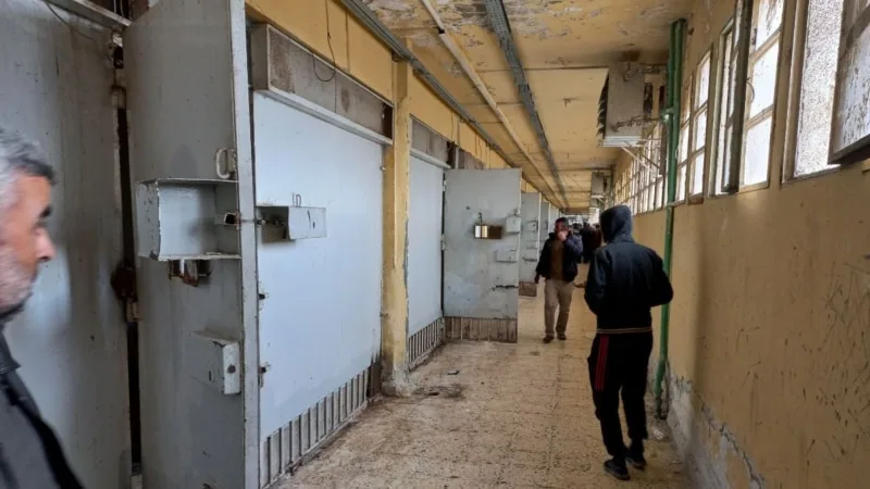 Suriyeliler, gizli kısımları olduğu söylenen Sednaya Hapishanesi’nde yakınlarını aramayı sürdürüyor