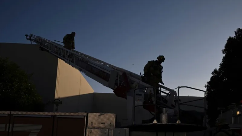 California’da küçük uçak binaya çarptı: 2 ölü 19 yaralı