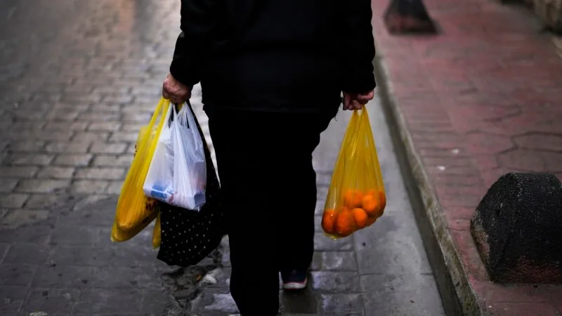 Türkiye’de resmi enflasyon oranıyla yetersiz maaş artışı tartışması