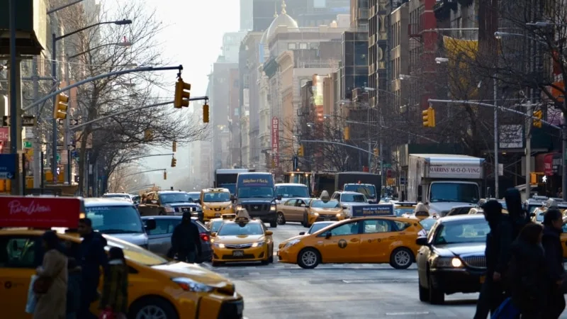 New York’un işlek bölgelerine aracıyla giren sürücüler bugünden itibaren 9 dolar ödüyor
