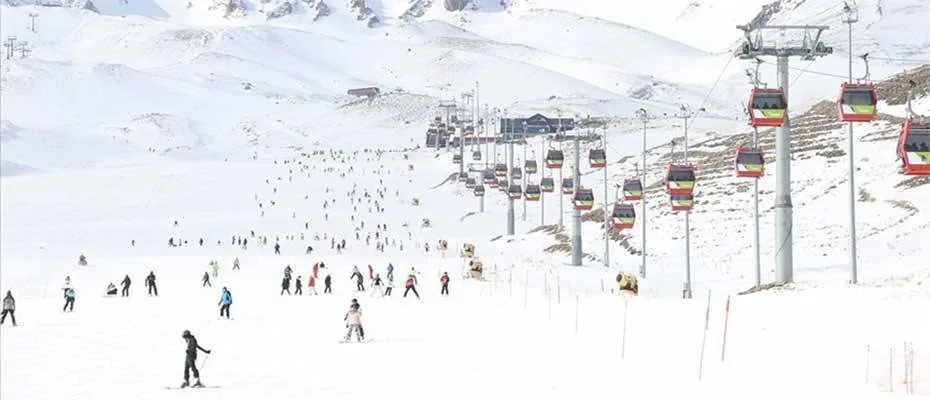 İç Anadolu’nun ‘zirvesi’ Erciyes’te kayakseverler pistleri doldurdu