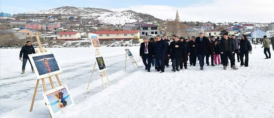 Buzla kaplı Çıldır Gölü’nde fotoğraf sergisi düzenlendi