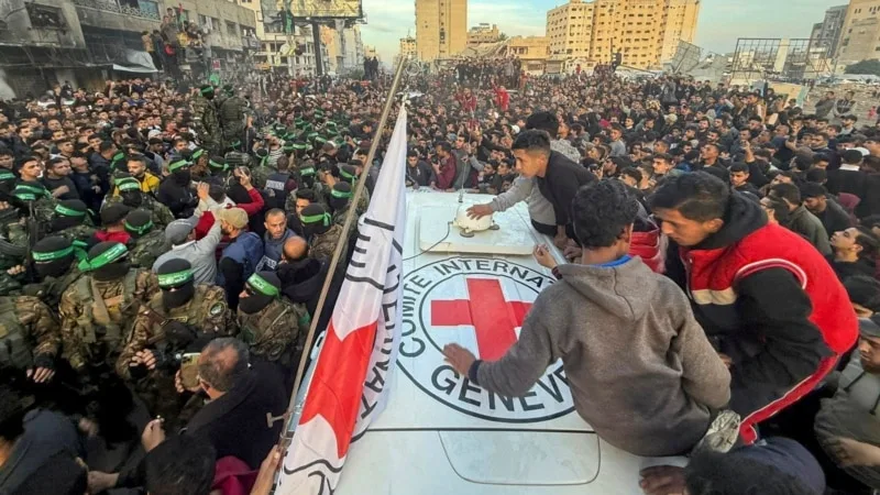 Gazze’de ateşkes başladı, Hamas’ın serbest bıraktığı üç rehine İsrail güçlerine teslim edildi