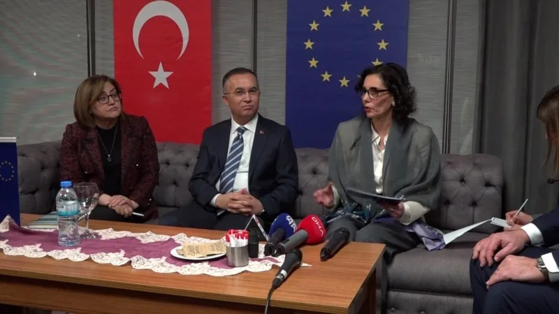 “Türkiye aracılığıyla Suriye’ye insani koridorlar oluşturmak istiyoruz”
