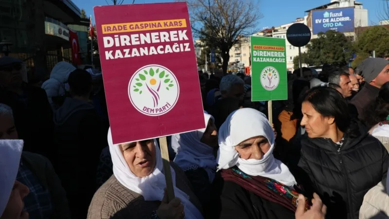 Siirt Belediyesi’ne kayyum atanması Diyarbakır ve Siirt’te protesto edildi