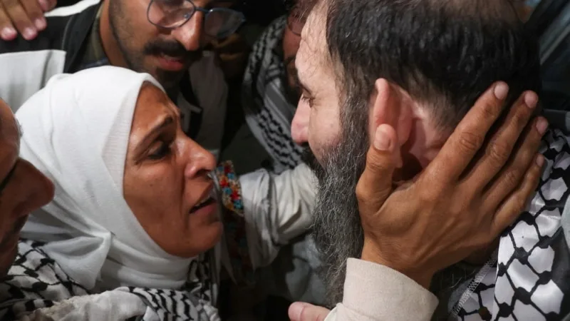 İsrail, rehinelerin tesliminde yaşanan karmaşa sonrası Filistinli tutukluları gecikmeli olarak serbest bıraktı