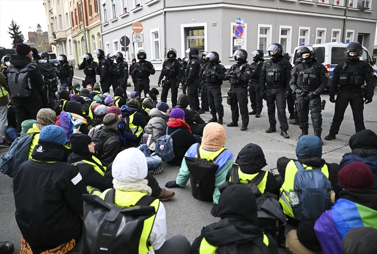 Berlin’de Polis ile göstericiler arasında arbede yaşandı