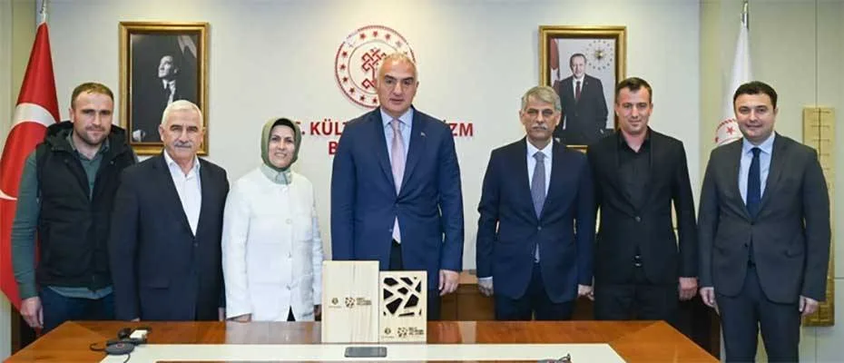 Bakan Ersoy, BM tarafından Ormana’ya verilen ‘en iyi turizm köyü’ ödülünü takdim etti