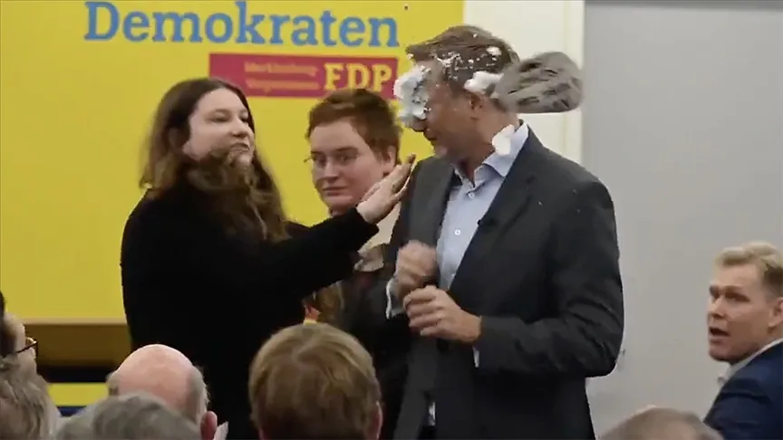 Almanya’da FDP Genel Başkanı Lindner’e “pastalı” saldırı