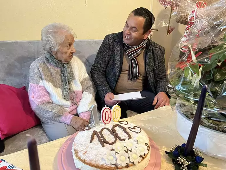 Asırlık çınara doğum günü sürprizi!