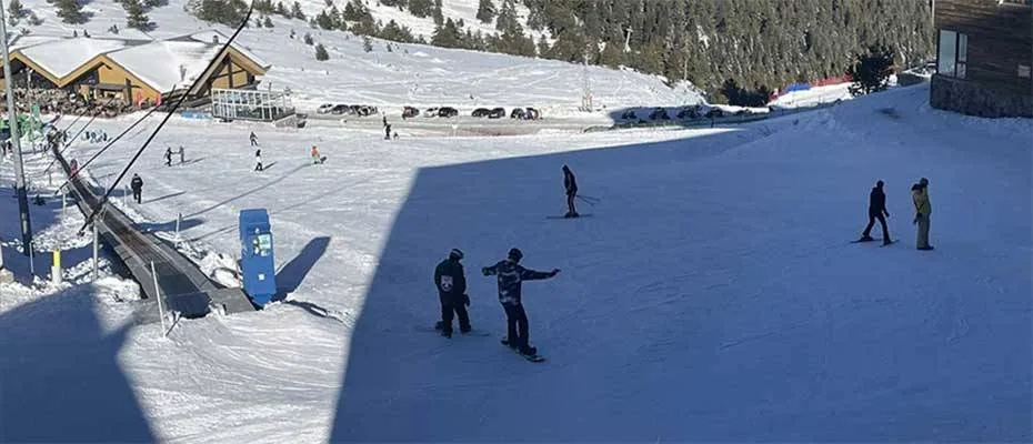 Kartalkaya’da tatilciler 2025’in ilk gününde kayak keyfi yaptı