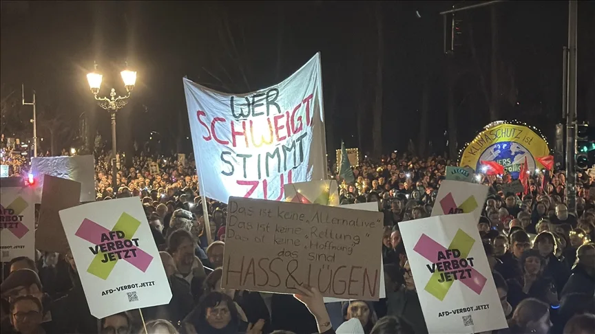Berlin`de binlerce kişi aşırı sağa karşı gösteri düzenledi