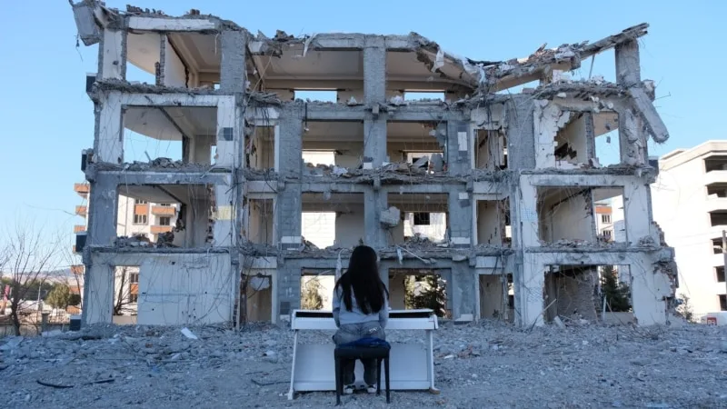 Depremden sonra hayata enkazdan çıkardığı piyanosuyla tutundu