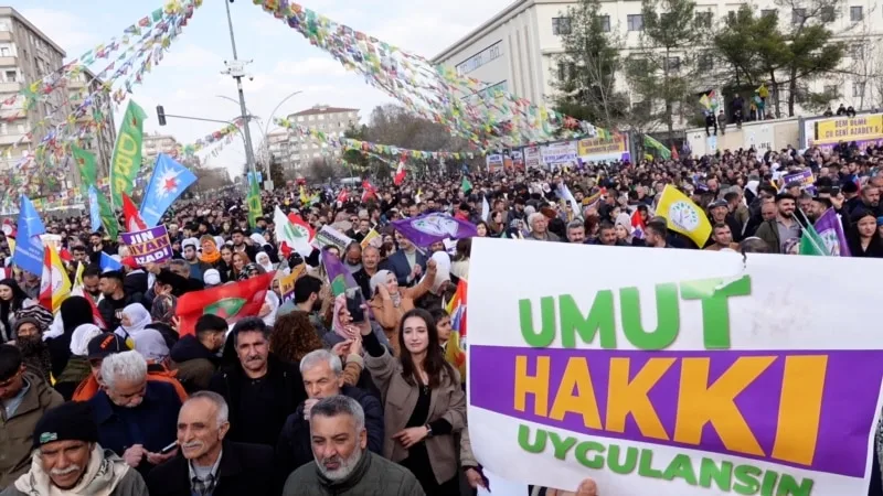DEM Parti ve DBP’den Diyarbakır’da “çözüm süreci ve Öcalan’a destek” mitingi