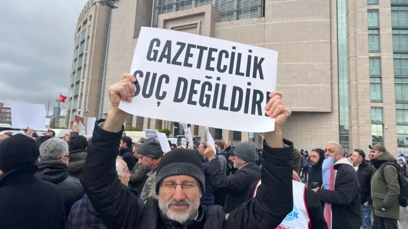Gözaltına alınan Birgün yöneticisi üç gazeteciden ikisine yurtdışı yasağı