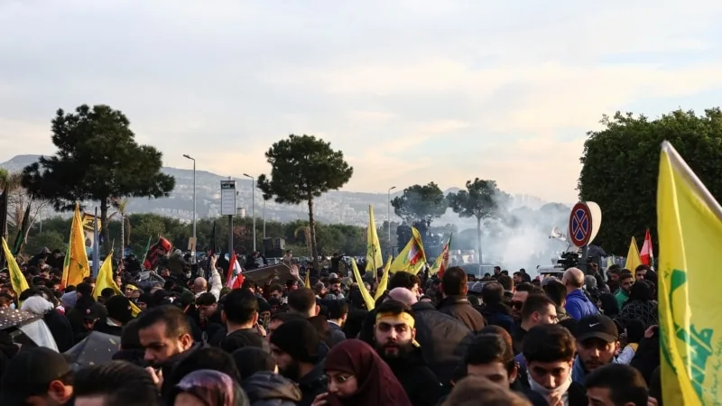 Lübnan’da Hizbullah destekçileri İran’dan gelecek uçağa izin verilmemesini protesto etti