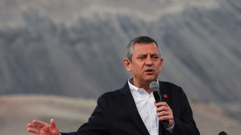 CHP lideri Özgür Özel “kurultay” tartışmasına tepki gösterdi: “Kirli ellerini partimize uzatıyorlar”