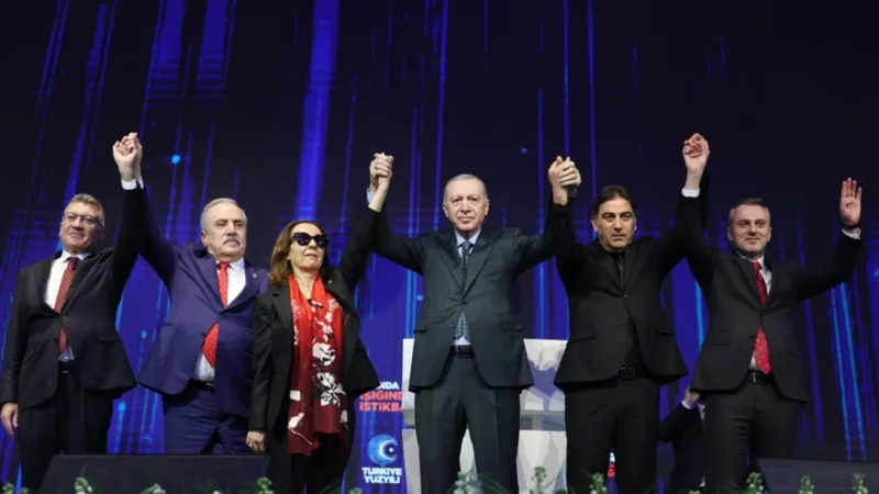 AK Parti, Erdoğan’ı yeniden lider seçerken üç muhalefet vekilini de bünyesine kattı