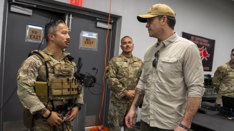 ABD Savunma Bakanı Hegseth sınır dışı edilecek göçmenlerin gönderildiği Guantanamo’ya gitti