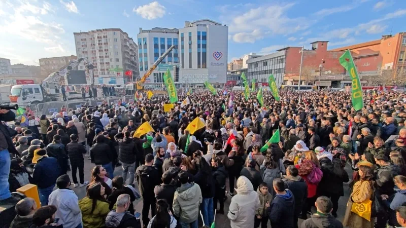 Abdullah Öcalan’ın mesajını Diyarbakır’da binlerce kişi halaylarla karşıladı