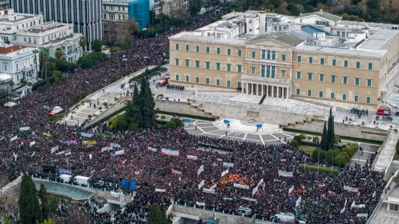 Tren kazasında ölenler için adalet talebiyle gösteri düzenledi