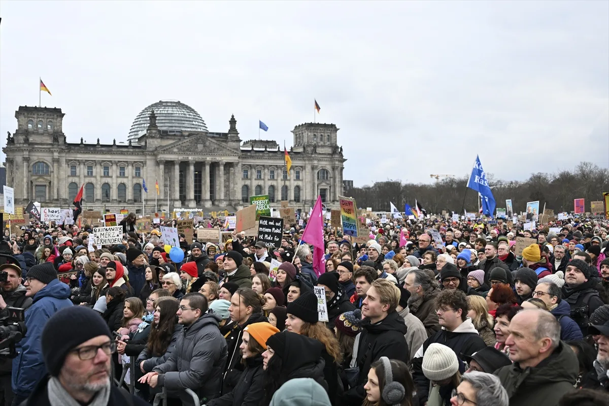 Almanya’da CDU/CSU’nun aşırı sağcı AfD ile işbirliği protesto edildi