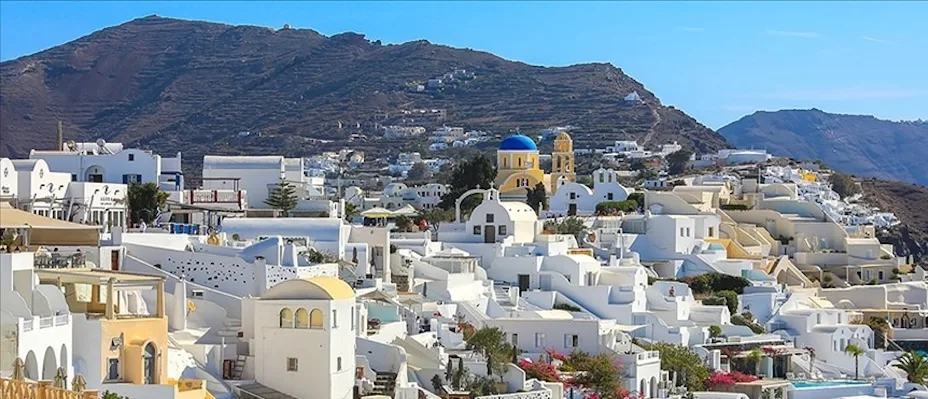 Ege’deki sismik hareketlilik nedeniyle çok sayıda kişi Santorini Adası’nı terk ediyor