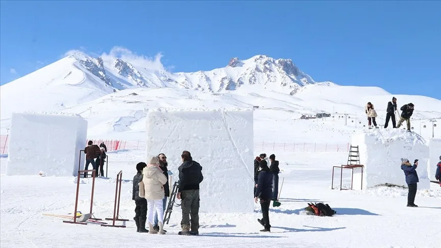 Erciyes’teki kar kazma kürekle sanat eserine dönüşüyor