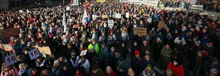 Hamburg`da binlerce kişi, AfD ve CDU’nun göç politikalarına karşı gösteri düzenledi