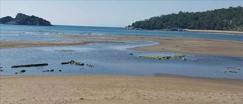 Muğla’da denizin çekilmesiyle tarihi gümrük binasının temeli ortaya çıktı