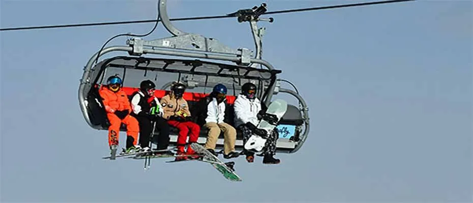 Sarıkamış Kayak Merkezi’nde kayak keyfi sürüyor