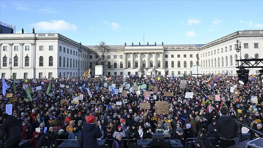 Berlin’de yaklaşık 35 bin kişi aşırı sağa karşı gösteri düzenledi